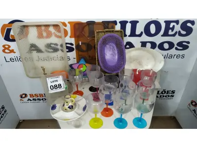 LOTE 088 - 01 LOTE COM VÁRIAS TAÇAS DE PLÁSTICO, FRUTEIRAS E UTENSÍLIOS DE COZINHA DIVERSOS. (NO ESTADO) ATENÇÃO! FAZER A VISITAÇÃO ANTES DE ARREMATAR, NÃO SABEMOS SE FUNCIONA, LEILÃO NÃO TEM GARANTIA E NEM DEVOLUÇÃO, SUJEITO A POSSÍVEIS AVARIAS VISÍVEIS/OCULTAS E/OU AUSÊNCIA DE COMPONENTES.