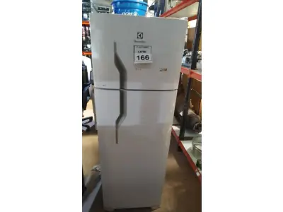 LOTE 166 - 01 GELADEIRA 220V MARCA ELECTROLUX. (NO ESTADO) ATENÇÃO! FAZER A VISITAÇÃO ANTES DE ARREMATAR, NÃO SABEMOS SE FUNCIONA, LEILÃO NÃO TEM GARANTIA E NEM DEVOLUÇÃO, SUJEITO A POSSÍVEIS AVARIAS VISÍVEIS/OCULTAS E/OU AUSÊNCIA DE COMPONENTES.