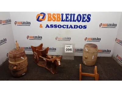 LOTE 096 - 01 CARRINHO DE BOI EM MADEIRA E 02 CAROTE DE CACHAÇA. (NO ESTADO) ATENÇÃO! FAZER A VISITAÇÃO ANTES DE ARREMATAR, NÃO SABEMOS SE FUNCIONA, LEILÃO NÃO TEM GARANTIA E NEM DEVOLUÇÃO, SUJEITO A POSSÍVEIS AVARIAS VISÍVEIS/OCULTAS E/OU AUSÊNCIA DE COMPONENTES.