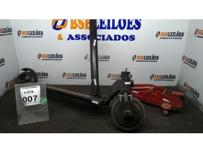 LOTE 007 - 01 PATINETE COM AVARIAS E 01 MACACO HIDRÁULICO. (NO ESTADO) ATENÇÃO! FAZER A VISITAÇÃO ANTES DE ARREMATAR, NÃO SABEMOS SE FUNCIONA, LEILÃO NÃO TEM GARANTIA E NEM DEVOLUÇÃO, SUJEITO A POSSÍVEIS AVARIAS VISÍVEIS/OCULTAS E/OU AUSÊNCIA DE COMPONENTES.