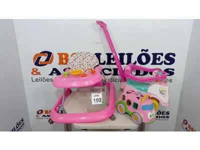 LOTE 102 - 01 ANDADOR DE CRIANÇA, 01 CARRINHO DE EMPURRAR E 01 CARRINHO DE BRINQUEDO. (NO ESTADO) ATENÇÃO! FAZER A VISITAÇÃO ANTES DE ARREMATAR, NÃO SABEMOS SE FUNCIONA, LEILÃO NÃO TEM GARANTIA E NEM DEVOLUÇÃO, SUJEITO A POSSÍVEIS AVARIAS VISÍVEIS/OCULTAS E/OU AUSÊNCIA DE COMPONENTES.