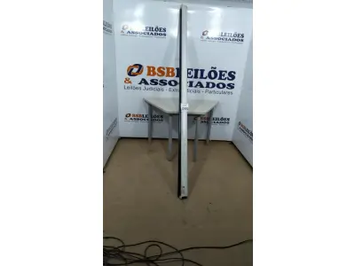 LOTE 005 - 01 TELA DE PROJEÇÃO RETRÁTIL. (NO ESTADO) ATENÇÃO! FAZER A VISITAÇÃO ANTES DE ARREMATAR, NÃO SABEMOS SE FUNCIONA, LEILÃO NÃO TEM GARANTIA E NEM DEVOLUÇÃO, SUJEITO A POSSÍVEIS AVARIAS VISÍVEIS/OCULTAS E/OU AUSÊNCIA DE COMPONENTES.