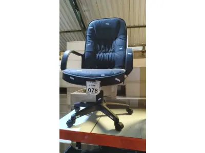 LOTE 078 - 01 CADEIRA DE ESCRITÓRIO COM RODINHAS. (NO ESTADO) ATENÇÃO! FAZER A VISITAÇÃO ANTES DE ARREMATAR, NÃO SABEMOS SE FUNCIONA, LEILÃO NÃO TEM GARANTIA E NEM DEVOLUÇÃO, SUJEITO A POSSÍVEIS AVARIAS VISÍVEIS/OCULTAS E/OU AUSÊNCIA DE COMPONENTES.