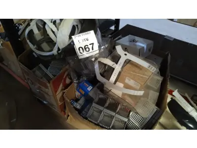 LOTE 067 - 01 LOTE COM GRANDE QUANTIDADE DE MÁSCARAS DESCARTÁVEIS, SUPORTES PARA CANETAS, PROTETORES FACIAIS, GRAMPOS E PERIFÉRICOS DIVERSOS. (NO ESTADO) ATENÇÃO! FAZER A VISITAÇÃO ANTES DE ARREMATAR, NÃO SABEMOS SE FUNCIONA, LEILÃO NÃO TEM GARANTIA E NEM DEVOLUÇÃO, SUJEITO A POSSÍVEIS AVARIAS VISÍVEIS/OCULTAS E/OU AUSÊNCIA DE COMPONENTES.