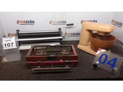 LOTE 107 - 01 BATEDEIRA, 01 CILINDRO DE MASSAS E 01 MINI FOGÃO. (NO ESTADO) ATENÇÃO! FAZER A VISITAÇÃO ANTES DE ARREMATAR, NÃO SABEMOS SE FUNCIONA, LEILÃO NÃO TEM GARANTIA E NEM DEVOLUÇÃO, SUJEITO A POSSÍVEIS AVARIAS VISÍVEIS/OCULTAS E/OU AUSÊNCIA DE COMPONENTES.