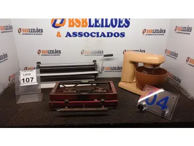 LOTE 107 - 01 BATEDEIRA, 01 CILINDRO DE MASSAS E 01 MINI FOGÃO. (NO ESTADO) ATENÇÃO! FAZER A VISITAÇÃO ANTES DE ARREMATAR, NÃO SABEMOS SE FUNCIONA, LEILÃO NÃO TEM GARANTIA E NEM DEVOLUÇÃO, SUJEITO A POSSÍVEIS AVARIAS VISÍVEIS/OCULTAS E/OU AUSÊNCIA DE COMPONENTES.