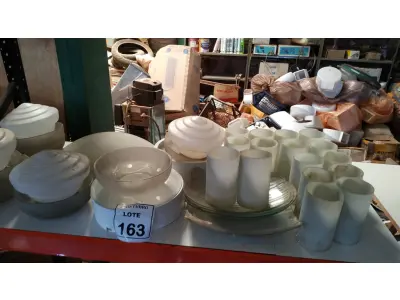 LOTE 163 - 01 LOTE COM VÁRIAS CÚPULAS DE VIDRO FOSCO E ARANDELAS PARA LUMINÁRIAS. (NO ESTADO) ATENÇÃO! FAZER A VISITAÇÃO ANTES DE ARREMATAR, NÃO SABEMOS SE FUNCIONA, LEILÃO NÃO TEM GARANTIA E NEM DEVOLUÇÃO, SUJEITO A POSSÍVEIS AVARIAS VISÍVEIS/OCULTAS E/OU AUSÊNCIA DE COMPONENTES.