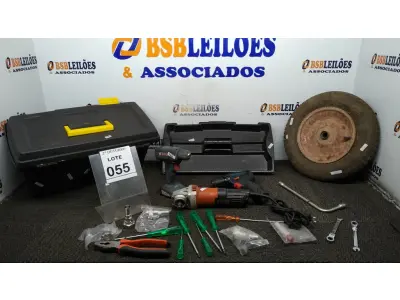 LOTE 055 - 01 CAIXA DE FERRAMENTAS COM 02 PARAFUSADEIRAS, 01 ESMERILHADEIRA, 01 ALICATE, 01 RODA DE CARRINHO DE MÃO E CHAVES E FERRAMENTAIS DIVERSAS. (NO ESTADO) ATENÇÃO! FAZER A VISITAÇÃO ANTES DE ARREMATAR, NÃO SABEMOS SE FUNCIONA, LEILÃO NÃO TEM GARANTIA E NEM DEVOLUÇÃO, SUJEITO A POSSÍVEIS AVARIAS VISÍVEIS/OCULTAS E/OU AUSÊNCIA DE COMPONENTES.