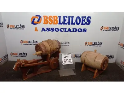 LOTE 096 - 01 CARRINHO DE BOI EM MADEIRA E 02 CAROTE DE CACHAÇA. (NO ESTADO) ATENÇÃO! FAZER A VISITAÇÃO ANTES DE ARREMATAR, NÃO SABEMOS SE FUNCIONA, LEILÃO NÃO TEM GARANTIA E NEM DEVOLUÇÃO, SUJEITO A POSSÍVEIS AVARIAS VISÍVEIS/OCULTAS E/OU AUSÊNCIA DE COMPONENTES.