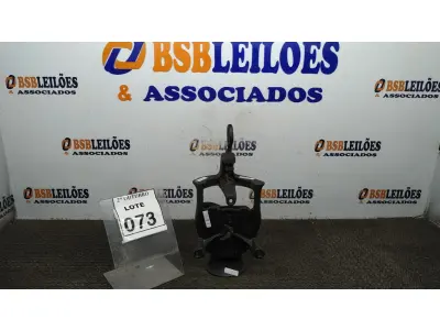 LOTE 073 - 01 MOEDOR DE GRÃOS MANUAL. (NO ESTADO) ATENÇÃO! FAZER A VISITAÇÃO ANTES DE ARREMATAR, NÃO SABEMOS SE FUNCIONA, LEILÃO NÃO TEM GARANTIA E NEM DEVOLUÇÃO, SUJEITO A POSSÍVEIS AVARIAS VISÍVEIS/OCULTAS E/OU AUSÊNCIA DE COMPONENTES.