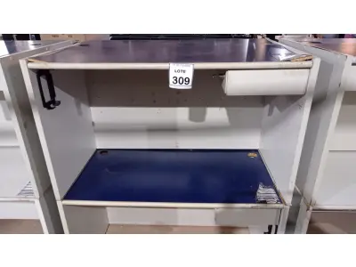 LOTE 309 - 02 MESAS DE ESCRITÓRIO EM MADEIRA. (NO ESTADO) ATENÇÃO! FAZER A VISITAÇÃO ANTES DE ARREMATAR, NÃO SABEMOS SE FUNCIONA, LEILÃO NÃO TEM GARANTIA E NEM DEVOLUÇÃO, SUJEITO A POSSÍVEIS AVARIAS VISÍVEIS/OCULTAS E/OU AUSÊNCIA DE COMPONENTES.