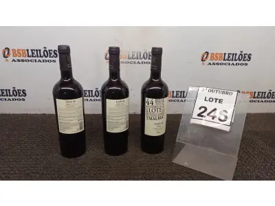 LOTE 246 - 03 GARRAFAS DE VINHO TINTO SECO FINO MALBEC LOTE 44 DE 750ML SAFRA 2020. (NO ESTADO) ATENÇÃO! FAZER A VISITAÇÃO ANTES DE ARREMATAR, NÃO SABEMOS SE FUNCIONA, LEILÃO NÃO TEM GARANTIA E NEM DEVOLUÇÃO, SUJEITO A POSSÍVEIS AVARIAS VISÍVEIS/OCULTAS E/OU AUSÊNCIA DE COMPONENTES.