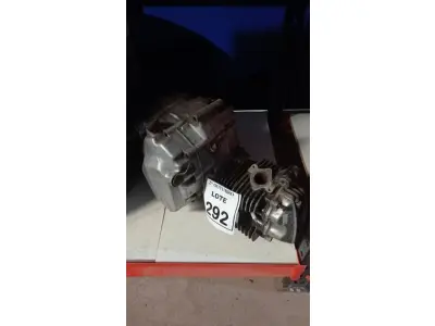 LOTE 292 - 01 MOTOR DE MOTO HONDA. (NO ESTADO) ATENÇÃO! FAZER A VISITAÇÃO ANTES DE ARREMATAR, NÃO SABEMOS SE FUNCIONA, LEILÃO NÃO TEM GARANTIA E NEM DEVOLUÇÃO, SUJEITO A POSSÍVEIS AVARIAS VISÍVEIS/OCULTAS E/OU AUSÊNCIA DE COMPONENTES.