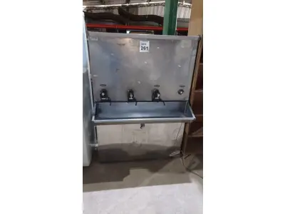 LOTE 261 - 01 BEBEDOURO INDUSTRIAL EM INOX COM 04 TORNEIRAS. (NO ESTADO) ATENÇÃO! FAZER A VISITAÇÃO ANTES DE ARREMATAR, NÃO SABEMOS SE FUNCIONA, LEILÃO NÃO TEM GARANTIA E NEM DEVOLUÇÃO, SUJEITO A POSSÍVEIS AVARIAS VISÍVEIS/OCULTAS E/OU AUSÊNCIA DE COMPONENTES.