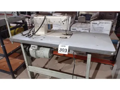 LOTE 303 - 01 MÁQUINA DE COSTURA PROFISSIONAL. (NO ESTADO) ATENÇÃO! FAZER A VISITAÇÃO ANTES DE ARREMATAR, NÃO SABEMOS SE FUNCIONA, LEILÃO NÃO TEM GARANTIA E NEM DEVOLUÇÃO, SUJEITO A POSSÍVEIS AVARIAS VISÍVEIS/OCULTAS E/OU AUSÊNCIA DE COMPONENTES.