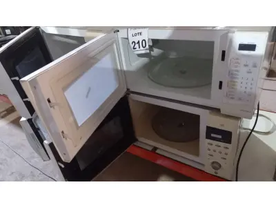 LOTE 210 - 04 MICRO-ONDAS DE MARCAS E MODELOS DIVERSOS. (NO ESTADO) ATENÇÃO! FAZER A VISITAÇÃO ANTES DE ARREMATAR, NÃO SABEMOS SE FUNCIONA, LEILÃO NÃO TEM GARANTIA E NEM DEVOLUÇÃO, SUJEITO A POSSÍVEIS AVARIAS VISÍVEIS/OCULTAS E/OU AUSÊNCIA DE COMPONENTES.