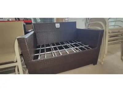 LOTE 085 - 01 SOFÁ DE JARDIM. (NO ESTADO EM QUE SE ENCONTRA. SUJEITO A AVARIAS OCULTAS/VISÍVEIS.) BH1646D