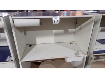 LOTE 310 - 02 MESAS DE ESCRITÓRIO EM MADEIRA. (NO ESTADO) ATENÇÃO! FAZER A VISITAÇÃO ANTES DE ARREMATAR, NÃO SABEMOS SE FUNCIONA, LEILÃO NÃO TEM GARANTIA E NEM DEVOLUÇÃO, SUJEITO A POSSÍVEIS AVARIAS VISÍVEIS/OCULTAS E/OU AUSÊNCIA DE COMPONENTES.