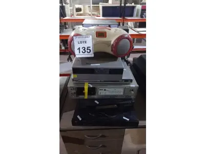 LOTE 135 - 01 LOTE COM VÁRIOS APARELHOS DE DVD, VÍDEO CASSETE E ELETRÔNICOS DIVERSOS PARA RETIRADA DE PEÇAS. (NO ESTADO) ATENÇÃO! FAZER A VISITAÇÃO ANTES DE ARREMATAR, NÃO SABEMOS SE FUNCIONA, LEILÃO NÃO TEM GARANTIA E NEM DEVOLUÇÃO, SUJEITO A POSSÍVEIS AVARIAS VISÍVEIS/OCULTAS E/OU AUSÊNCIA DE COMPONENTES.