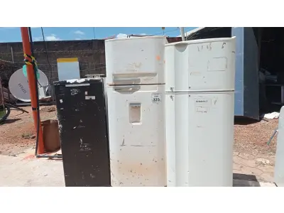LOTE 323 - 03 SUCATAS DE GELADEIRA MARCAS DIVERSAS. (NO ESTADO) ATENÇÃO! FAZER A VISITAÇÃO ANTES DE ARREMATAR, NÃO SABEMOS SE FUNCIONA, LEILÃO NÃO TEM GARANTIA E NEM DEVOLUÇÃO, SUJEITO A POSSÍVEIS AVARIAS VISÍVEIS/OCULTAS E/OU AUSÊNCIA DE COMPONENTES.