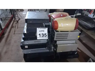 LOTE 135 - 01 LOTE COM VÁRIOS APARELHOS DE DVD, VÍDEO CASSETE E ELETRÔNICOS DIVERSOS PARA RETIRADA DE PEÇAS. (NO ESTADO) ATENÇÃO! FAZER A VISITAÇÃO ANTES DE ARREMATAR, NÃO SABEMOS SE FUNCIONA, LEILÃO NÃO TEM GARANTIA E NEM DEVOLUÇÃO, SUJEITO A POSSÍVEIS AVARIAS VISÍVEIS/OCULTAS E/OU AUSÊNCIA DE COMPONENTES.