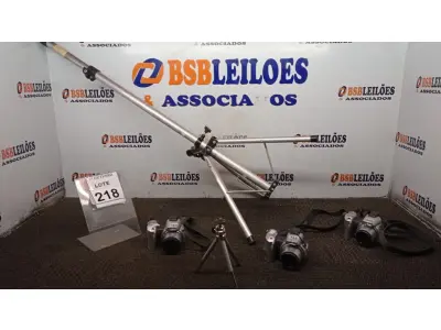 LOTE 218 - 02 TRIPÉS DE CÂMERA COM 03 CÂMERAS MARCA MINOLTA. (NO ESTADO) ATENÇÃO! FAZER A VISITAÇÃO ANTES DE ARREMATAR, NÃO SABEMOS SE FUNCIONA, LEILÃO NÃO TEM GARANTIA E NEM DEVOLUÇÃO, SUJEITO A POSSÍVEIS AVARIAS VISÍVEIS/OCULTAS E/OU AUSÊNCIA DE COMPONENTES.