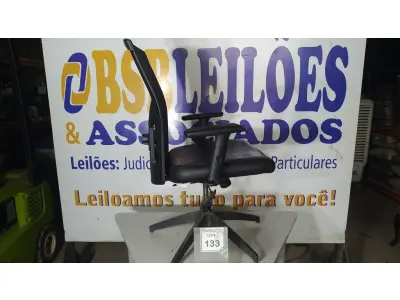 LOTE 133 - 01 CADEIRA DE ESCRITÓRIO. (NO ESTADO EM QUE SE ENCONTRA. SUJEITO A AVARIAS OCULTAS/VISÍVEIS.)
