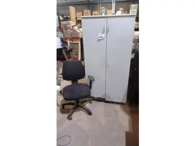 LOTE 233 - 01 ARMÁRIO DE MADEIRA COM PORTAS DE FERRO DE 1,53X0,81X0,48 CM E 01 CADEIRA COM RODINHAS. (NO ESTADO) ATENÇÃO! FAZER A VISITAÇÃO ANTES DE ARREMATAR, NÃO SABEMOS SE FUNCIONA, LEILÃO NÃO TEM GARANTIA E NEM DEVOLUÇÃO, SUJEITO A POSSÍVEIS AVARIAS VISÍVEIS/OCULTAS E/OU AUSÊNCIA DE COMPONENTES.