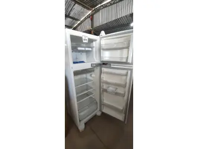 LOTE 071 - 01 GELADEIRA BRASTEMP CLEAN 127VOLTS . (NO ESTADO EM QUE SE ENCONTRA. SUJEITO A AVARIAS OCULTAS/VISÍVEIS.) BF8591G