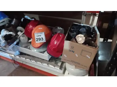 LOTE 293 - 16 LUMINÁRIAS TIPO CALHA TAMANHOS DIVERSOS, 21 LUMINÁRIAS DE TETO EM PVC E SPOTS EM METAL, 01 CAIXA DE PASSAGEM EM METAL COM 05 TAMPAS DIVERSAS, 12 CAPACETES DE PROTEÇÃO E MATÉRIAS DIVERSOS. (NO ESTADO) ATENÇÃO! FAZER A VISITAÇÃO ANTES DE ARREMATAR, NÃO SABEMOS SE FUNCIONA, LEILÃO NÃO TEM GARANTIA E NEM DEVOLUÇÃO, SUJEITO A POSSÍVEIS AVARIAS VISÍVEIS/OCULTAS E/OU AUSÊNCIA DE COMPONENTES.