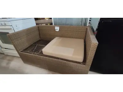 LOTE 067 - 01 SOFÁ DE JARDIM. (NO ESTADO EM QUE SE ENCONTRA. SUJEITO A AVARIAS OCULTAS/VISÍVEIS.) BH1517T