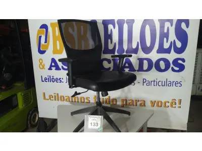 LOTE 133 - 01 CADEIRA DE ESCRITÓRIO. (NO ESTADO EM QUE SE ENCONTRA. SUJEITO A AVARIAS OCULTAS/VISÍVEIS.)
