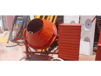 LOTE 334 - 01 BETONEIRA DE 400 LITROS C/MOTOR. (NO ESTADO) ATENÇÃO! FAZER A VISITAÇÃO ANTES DE ARREMATAR, NÃO SABEMOS SE FUNCIONA, LEILÃO NÃO TEM GARANTIA E NEM DEVOLUÇÃO, SUJEITO A POSSÍVEIS AVARIAS VISÍVEIS/OCULTAS E/OU AUSÊNCIA DE COMPONENTES.