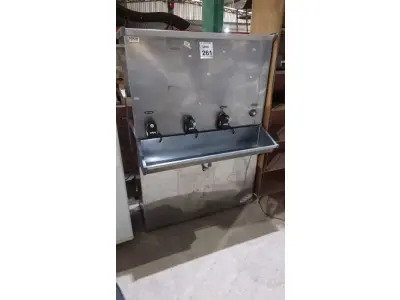 LOTE 261 - 01 BEBEDOURO INDUSTRIAL EM INOX COM 04 TORNEIRAS. (NO ESTADO) ATENÇÃO! FAZER A VISITAÇÃO ANTES DE ARREMATAR, NÃO SABEMOS SE FUNCIONA, LEILÃO NÃO TEM GARANTIA E NEM DEVOLUÇÃO, SUJEITO A POSSÍVEIS AVARIAS VISÍVEIS/OCULTAS E/OU AUSÊNCIA DE COMPONENTES.