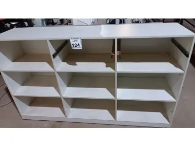 LOTE 124 - 01 ESTANTE DE MADEIRA COM 09 DIVISÓRIAS COM DIMENSÕES DE 1,88X1,11X0,46. (NO ESTADO) ATENÇÃO! FAZER A VISITAÇÃO ANTES DE ARREMATAR, NÃO SABEMOS SE FUNCIONA, LEILÃO NÃO TEM GARANTIA E NEM DEVOLUÇÃO, SUJEITO A POSSÍVEIS AVARIAS VISÍVEIS/OCULTAS E/OU AUSÊNCIA DE COMPONENTES.