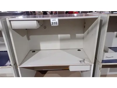 LOTE 310 - 02 MESAS DE ESCRITÓRIO EM MADEIRA. (NO ESTADO) ATENÇÃO! FAZER A VISITAÇÃO ANTES DE ARREMATAR, NÃO SABEMOS SE FUNCIONA, LEILÃO NÃO TEM GARANTIA E NEM DEVOLUÇÃO, SUJEITO A POSSÍVEIS AVARIAS VISÍVEIS/OCULTAS E/OU AUSÊNCIA DE COMPONENTES.