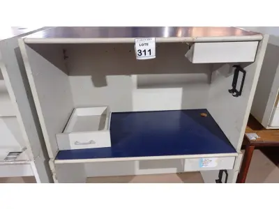 LOTE 311 - 02 MESAS DE ESCRITÓRIO EM MADEIRA. (NO ESTADO) ATENÇÃO! FAZER A VISITAÇÃO ANTES DE ARREMATAR, NÃO SABEMOS SE FUNCIONA, LEILÃO NÃO TEM GARANTIA E NEM DEVOLUÇÃO, SUJEITO A POSSÍVEIS AVARIAS VISÍVEIS/OCULTAS E/OU AUSÊNCIA DE COMPONENTES.