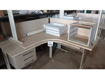 LOTE 315 - 02 MESAS EM L DE MADEIRA COM 03 GAVETAS. (NO ESTADO) ATENÇÃO! FAZER A VISITAÇÃO ANTES DE ARREMATAR, NÃO SABEMOS SE FUNCIONA, LEILÃO NÃO TEM GARANTIA E NEM DEVOLUÇÃO, SUJEITO A POSSÍVEIS AVARIAS VISÍVEIS/OCULTAS E/OU AUSÊNCIA DE COMPONENTES.
