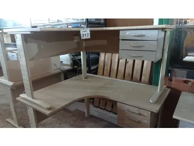 LOTE 317 - 02 MESAS EM L DE MADEIRA COM 03 GAVETAS. (NO ESTADO) ATENÇÃO! FAZER A VISITAÇÃO ANTES DE ARREMATAR, NÃO SABEMOS SE FUNCIONA, LEILÃO NÃO TEM GARANTIA E NEM DEVOLUÇÃO, SUJEITO A POSSÍVEIS AVARIAS VISÍVEIS/OCULTAS E/OU AUSÊNCIA DE COMPONENTES.