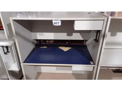 LOTE 307 - 02 MESAS DE ESCRITÓRIO EM MADEIRA. (NO ESTADO) ATENÇÃO! FAZER A VISITAÇÃO ANTES DE ARREMATAR, NÃO SABEMOS SE FUNCIONA, LEILÃO NÃO TEM GARANTIA E NEM DEVOLUÇÃO, SUJEITO A POSSÍVEIS AVARIAS VISÍVEIS/OCULTAS E/OU AUSÊNCIA DE COMPONENTES.