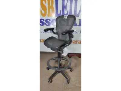 LOTE 090 - 01 CADEIRA DE ESCRITÓRIO ALTA  HERMAM MILLER. (NO ESTADO EM QUE SE ENCONTRA. SUJEITO A AVARIAS OCULTAS/VISÍVEIS.)