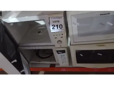 LOTE 210 - 04 MICRO-ONDAS DE MARCAS E MODELOS DIVERSOS. (NO ESTADO) ATENÇÃO! FAZER A VISITAÇÃO ANTES DE ARREMATAR, NÃO SABEMOS SE FUNCIONA, LEILÃO NÃO TEM GARANTIA E NEM DEVOLUÇÃO, SUJEITO A POSSÍVEIS AVARIAS VISÍVEIS/OCULTAS E/OU AUSÊNCIA DE COMPONENTES.