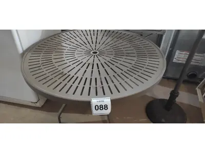 LOTE 088 - 01 MESA DE JARDIM. (NO ESTADO EM QUE SE ENCONTRA. SUJEITO A AVARIAS OCULTAS/VISÍVEIS.) BF8697V