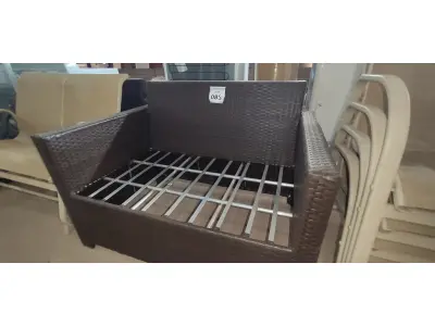 LOTE 085 - 01 SOFÁ DE JARDIM. (NO ESTADO EM QUE SE ENCONTRA. SUJEITO A AVARIAS OCULTAS/VISÍVEIS.) BH1646D