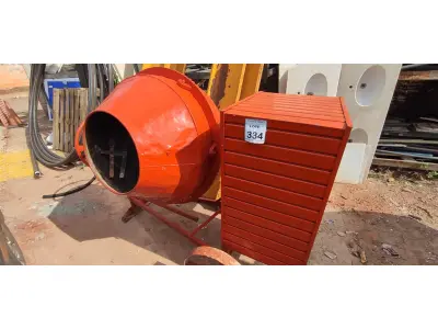 LOTE 334 - 01 BETONEIRA DE 400 LITROS C/MOTOR. (NO ESTADO) ATENÇÃO! FAZER A VISITAÇÃO ANTES DE ARREMATAR, NÃO SABEMOS SE FUNCIONA, LEILÃO NÃO TEM GARANTIA E NEM DEVOLUÇÃO, SUJEITO A POSSÍVEIS AVARIAS VISÍVEIS/OCULTAS E/OU AUSÊNCIA DE COMPONENTES.