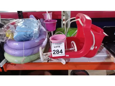 LOTE 284 - 01 VELOCÍPEDE DECORATIVO PARA JARDIM COM 03 VASOS, 02 BOIAS INFLÁVEIS PRA CRIANÇA, 02 BOIAS DE BRAÇO, 04 BOIAS ESPAGUETE, 02 PROTETORES DE CAMA INFANTIL E 01 CADEIRA DE BALANÇO COM CORDA. (NO ESTADO) ATENÇÃO! FAZER A VISITAÇÃO ANTES DE ARREMATAR, NÃO SABEMOS SE FUNCIONA, LEILÃO NÃO TEM GARANTIA E NEM DEVOLUÇÃO, SUJEITO A POSSÍVEIS AVARIAS VISÍVEIS/OCULTAS E/OU AUSÊNCIA DE COMPONENTES.