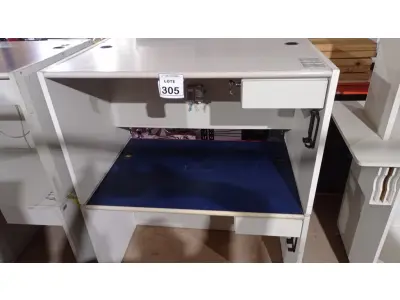 LOTE 305 - 02 MESAS DE ESCRITÓRIO EM MADEIRA. (NO ESTADO) ATENÇÃO! FAZER A VISITAÇÃO ANTES DE ARREMATAR, NÃO SABEMOS SE FUNCIONA, LEILÃO NÃO TEM GARANTIA E NEM DEVOLUÇÃO, SUJEITO A POSSÍVEIS AVARIAS VISÍVEIS/OCULTAS E/OU AUSÊNCIA DE COMPONENTES.