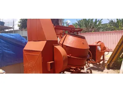 LOTE 333 - 01 BETONEIRA GRANDE DE 600 LITROS C/MOTOR . (NO ESTADO) ATENÇÃO! FAZER A VISITAÇÃO ANTES DE ARREMATAR, NÃO SABEMOS SE FUNCIONA, LEILÃO NÃO TEM GARANTIA E NEM DEVOLUÇÃO, SUJEITO A POSSÍVEIS AVARIAS VISÍVEIS/OCULTAS E/OU AUSÊNCIA DE COMPONENTES.