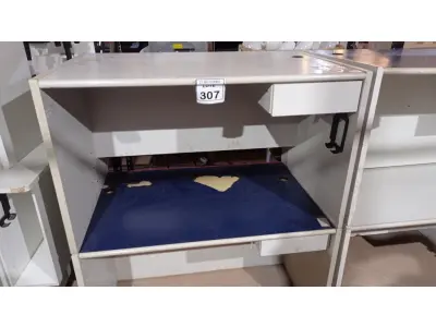 LOTE 307 - 02 MESAS DE ESCRITÓRIO EM MADEIRA. (NO ESTADO) ATENÇÃO! FAZER A VISITAÇÃO ANTES DE ARREMATAR, NÃO SABEMOS SE FUNCIONA, LEILÃO NÃO TEM GARANTIA E NEM DEVOLUÇÃO, SUJEITO A POSSÍVEIS AVARIAS VISÍVEIS/OCULTAS E/OU AUSÊNCIA DE COMPONENTES.