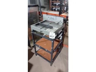 LOTE 302 - 01 GUILHOTINA DE MESA. (NO ESTADO) ATENÇÃO! FAZER A VISITAÇÃO ANTES DE ARREMATAR, NÃO SABEMOS SE FUNCIONA, LEILÃO NÃO TEM GARANTIA E NEM DEVOLUÇÃO, SUJEITO A POSSÍVEIS AVARIAS VISÍVEIS/OCULTAS E/OU AUSÊNCIA DE COMPONENTES.